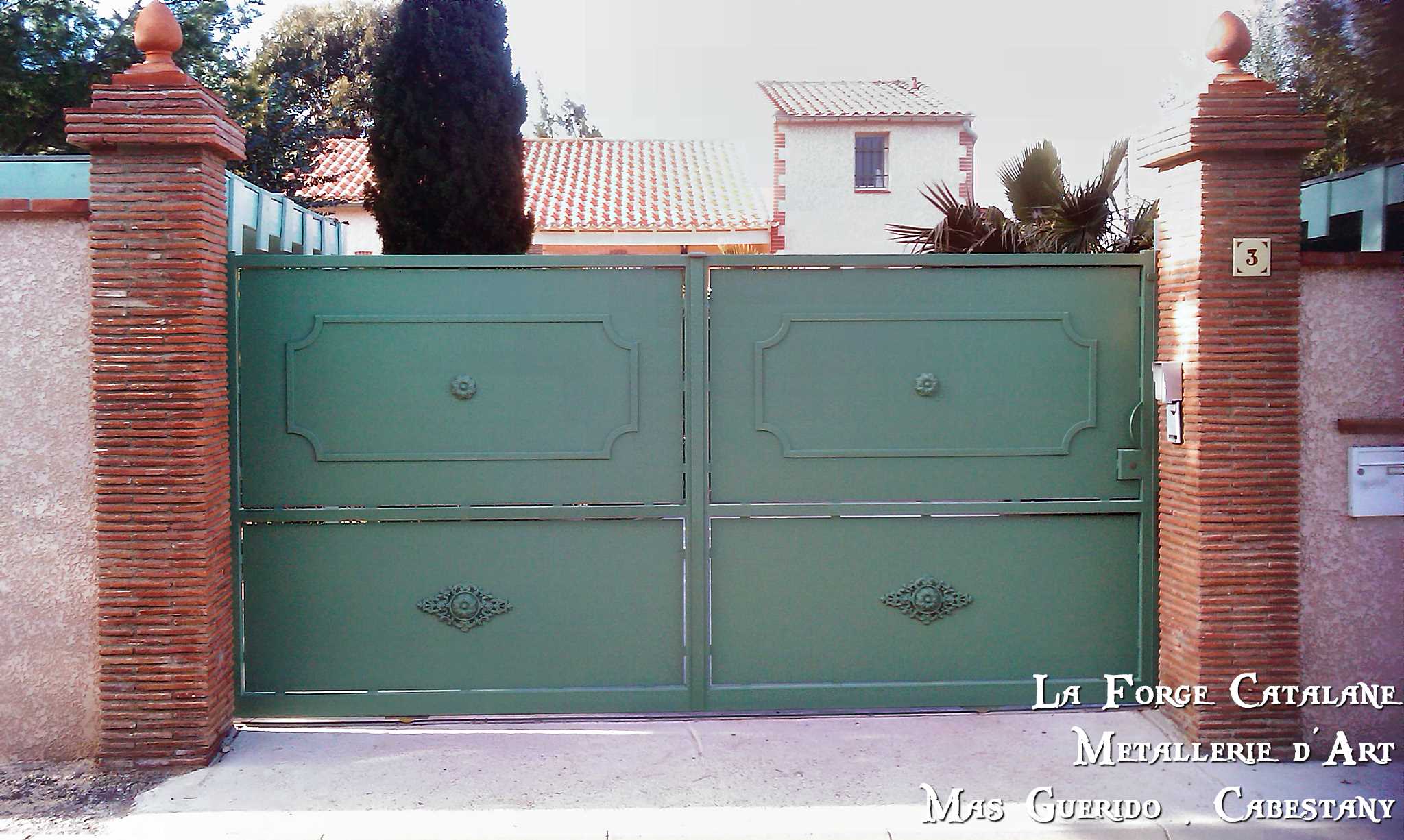 portail tole plein moulures fonte palmettes et rosaces forge catalane.jpg